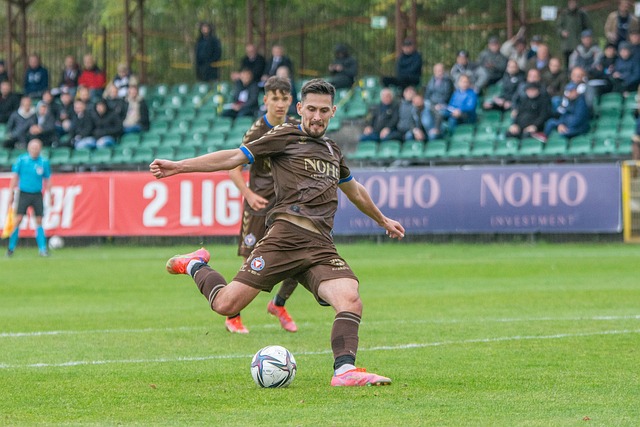 略伦特想干扰吕迪格罚点，姆巴佩上前推开对手并.